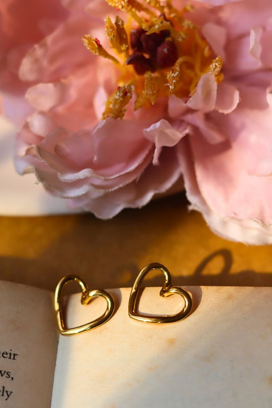 Hypoallergic Serene Heart Earrings
