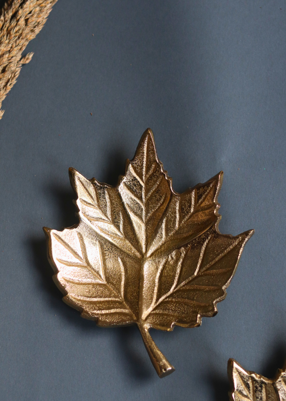 Leaf patterned bowl golden 