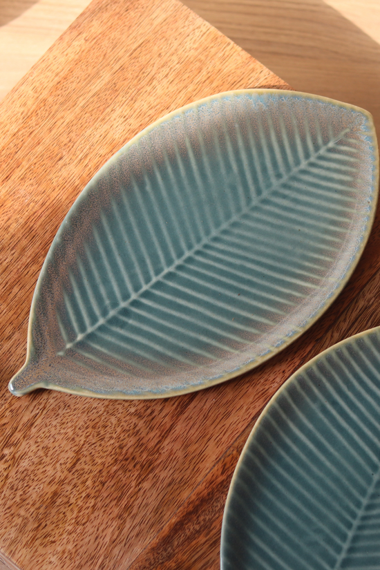 Green leaf platter on wooden surface