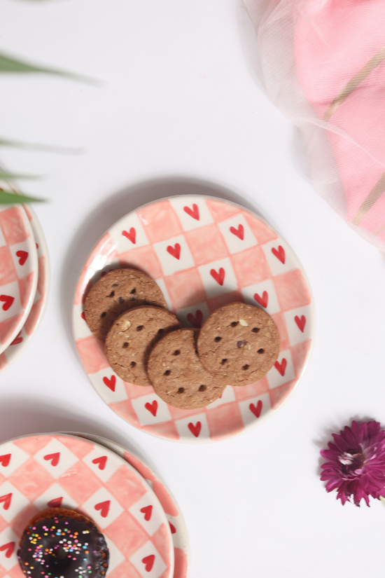 Chequered heart plates with cookies
