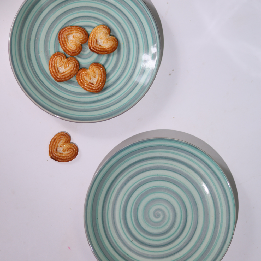 Green spiral quarter plate with biscuits 