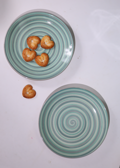 Green spiral quarter plate with biscuits 