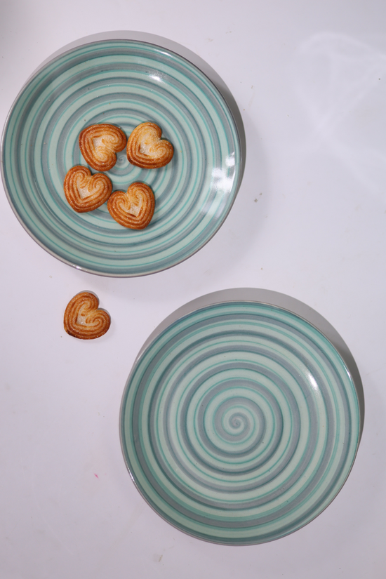 Green spiral quarter plate with biscuits 