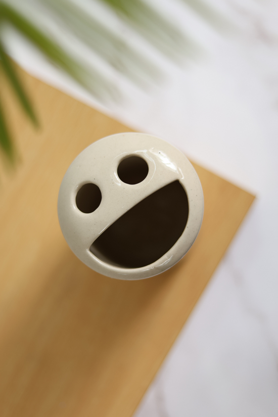 Brush holder smiley design