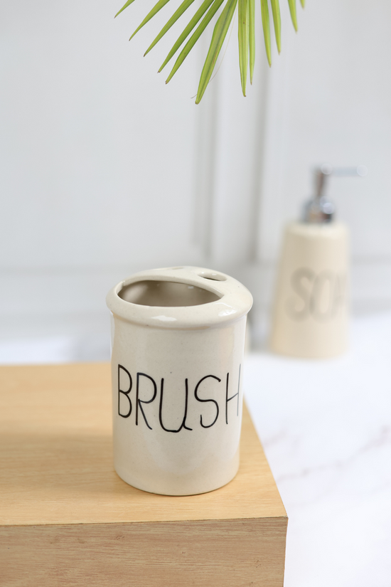 Brush holder with smiley design 