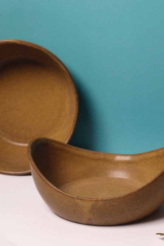 Boat shaped brown curry bowl 