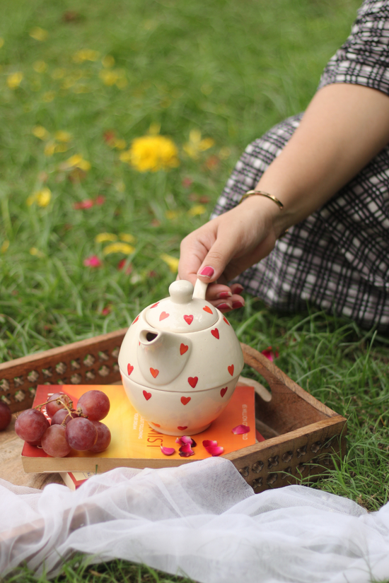 Hearts tea pot in hand