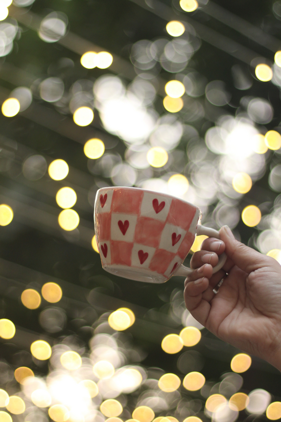 Chequered heart mug in hand