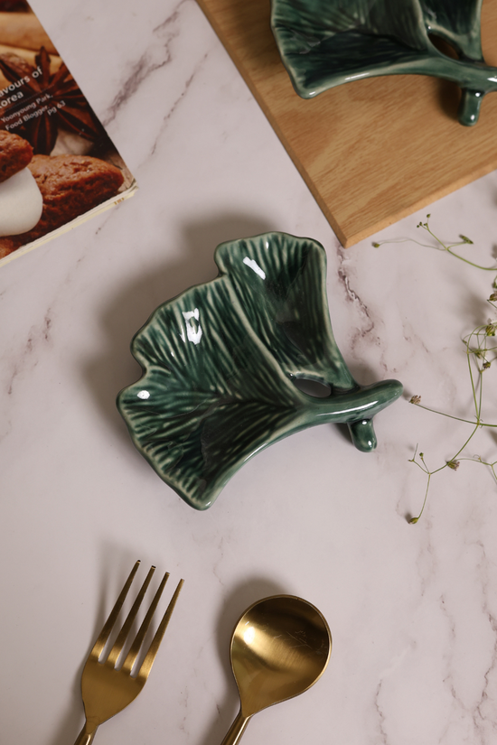 Feather tea bag holder with cutlery 