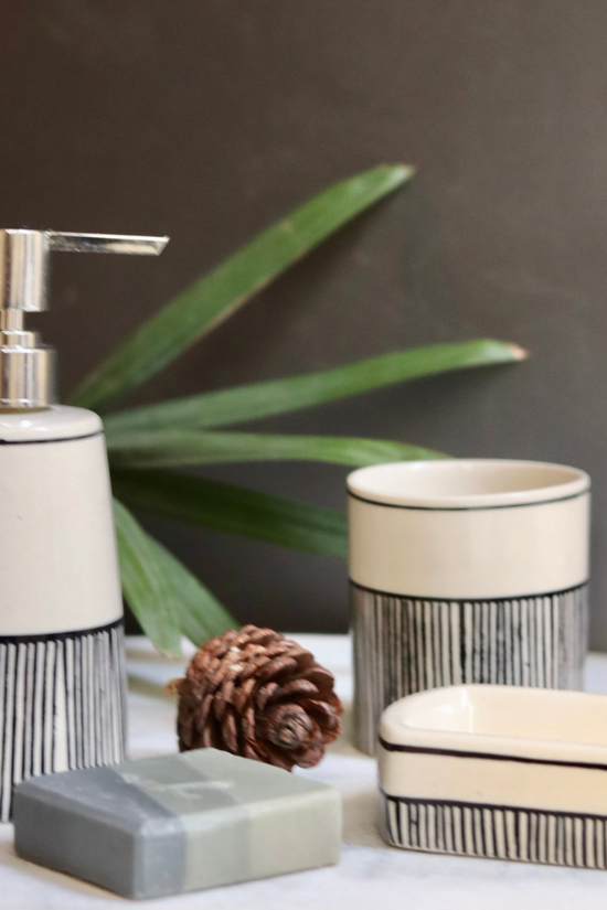 Black lined bathroom set