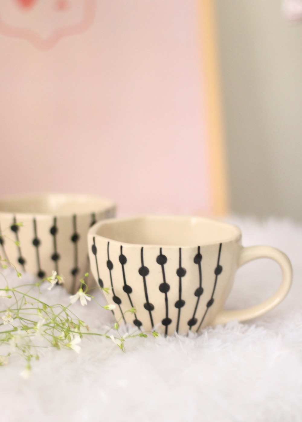 Two black dotted lines coffee mugs