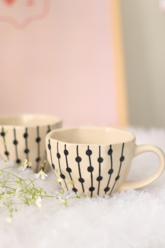 Two black dotted lines coffee mugs