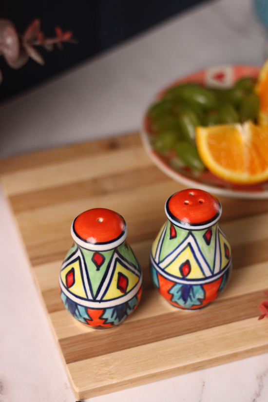 Salt & pepper shakers orange 