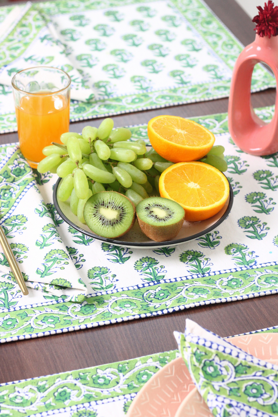 Table mat & napkin with breakfast 