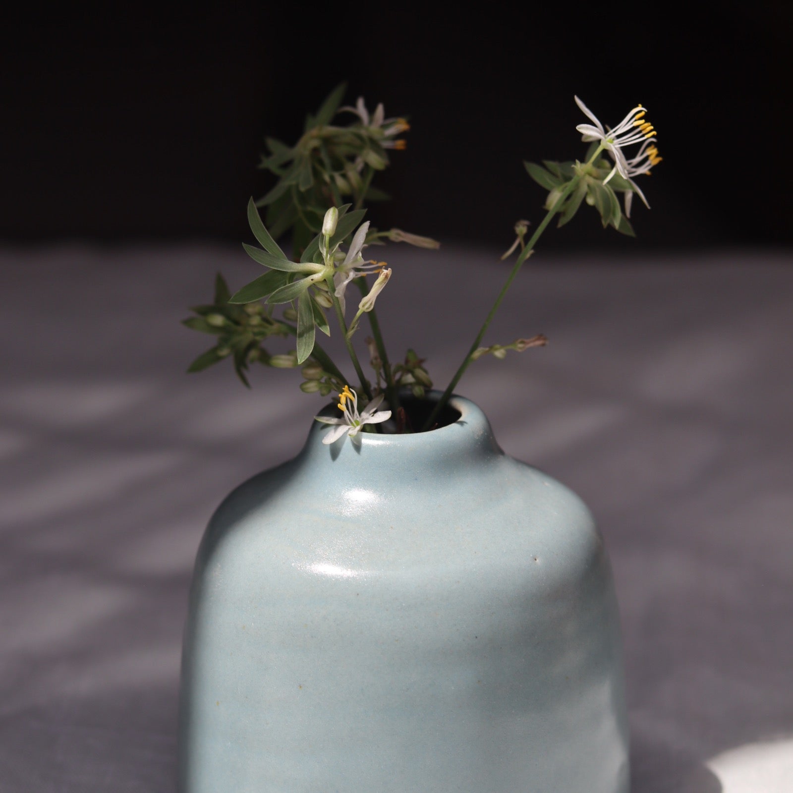 Grey bud vase short with flower