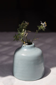 Grey bud vase short with flower