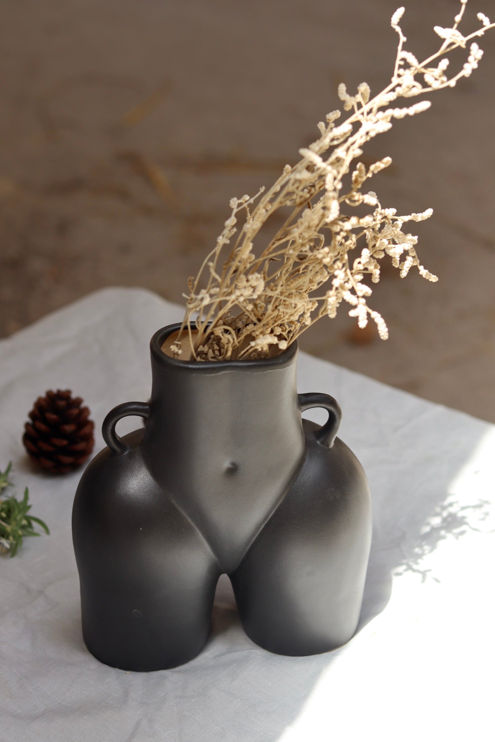 Black body vase with dried bunch 