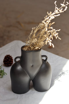 Black body vase with dried bunch 