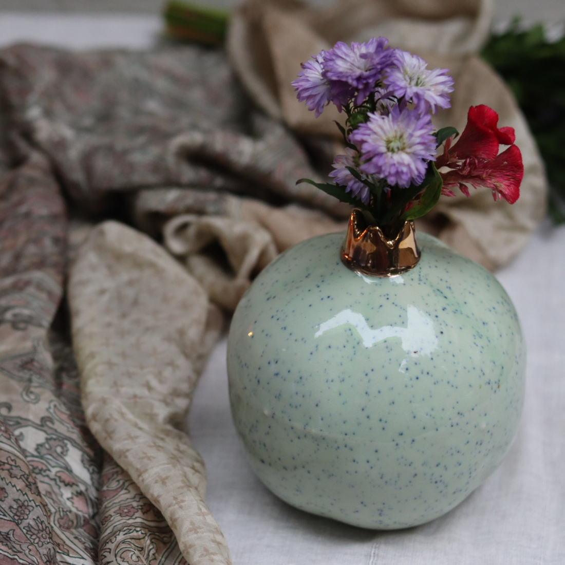 Pastel green anar vase with flowers 