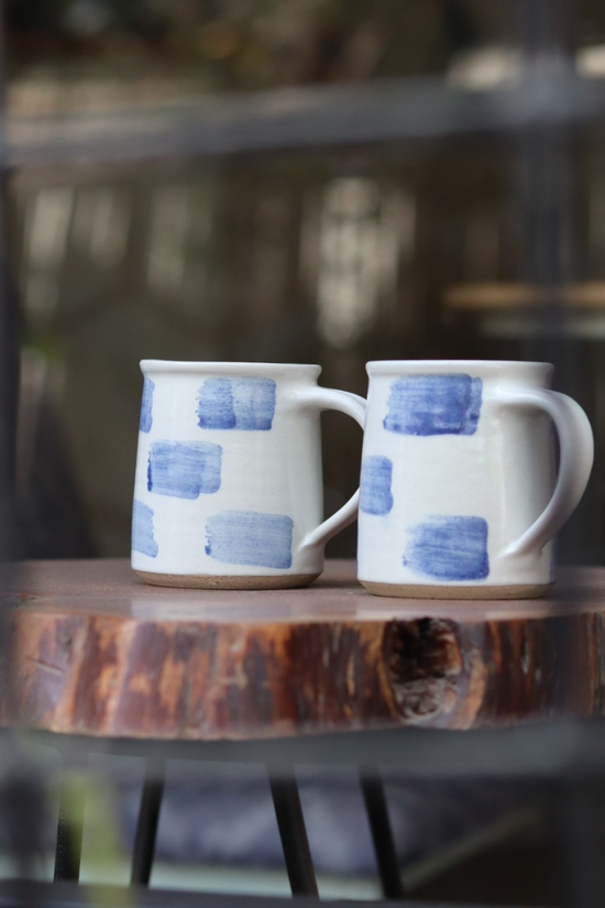 Auro mug blue blocks on a wooden table